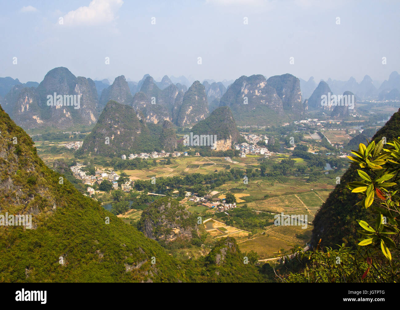 Una vista di Yangshuo county Foto Stock