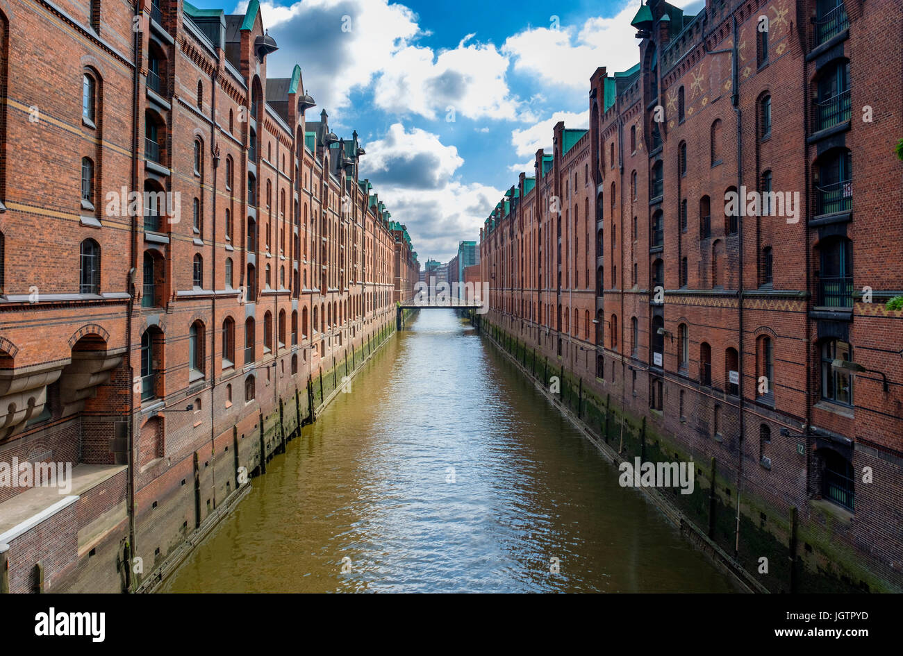 Vista del canal nella Speicherstadt storico distretto Warehouse in Amburgo Germania Foto Stock