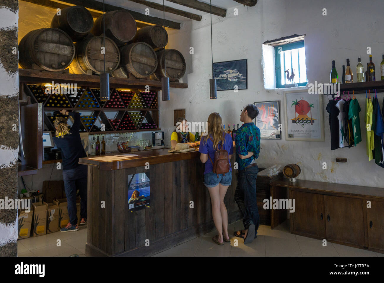 Degustazione vino presso la Bodega El Grifo, vigneto presso La Geria, Lanzarote, Isole canarie, Spagna, Europa Foto Stock