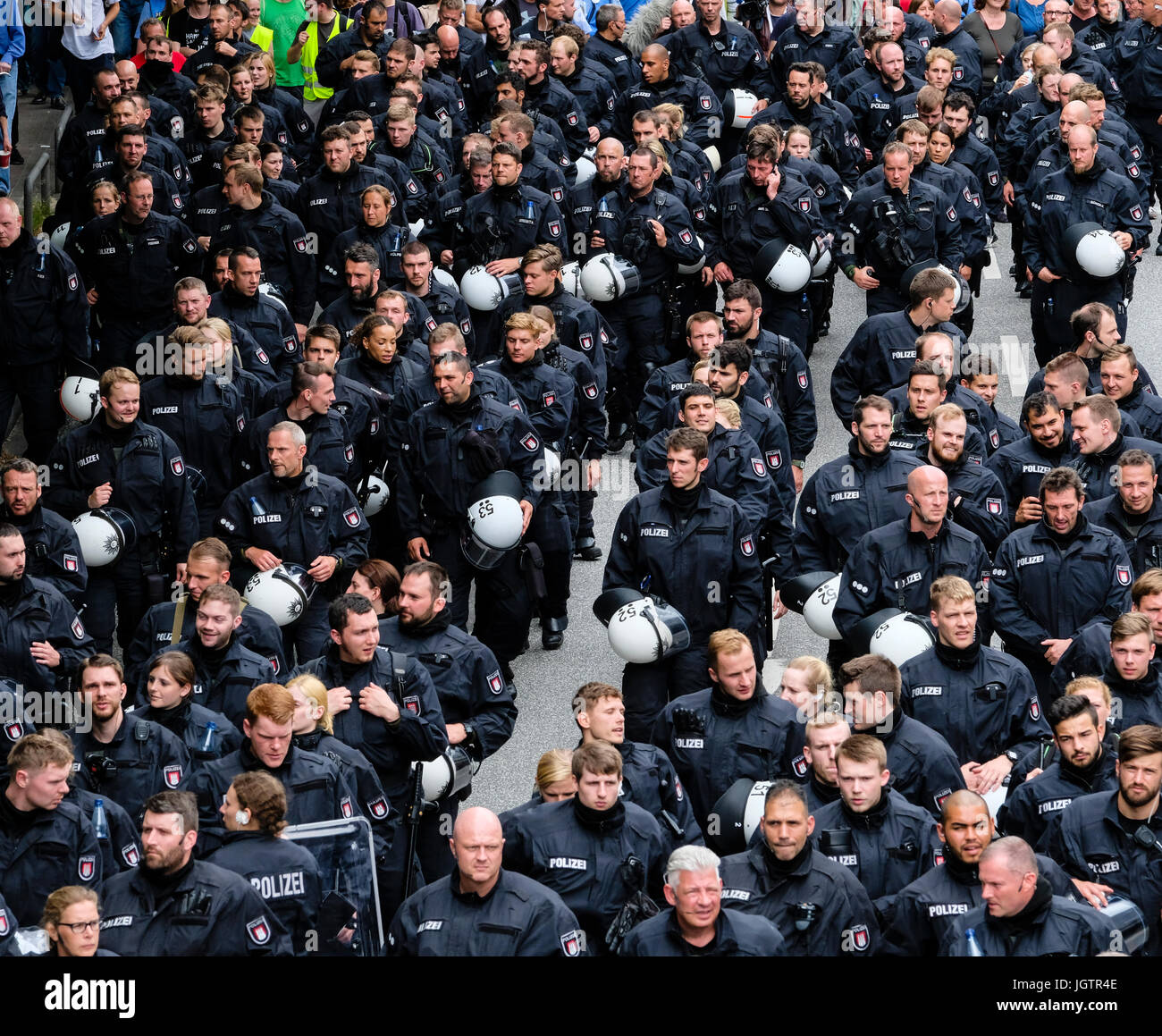 8 Luglio, 2017. Ad Amburgo in Germania. grande manifestazione marzo attraverso il centro di Amburgo per protestare contro il vertice del G20 in città. Qui grande gruppo di forze di polizia Foto Stock