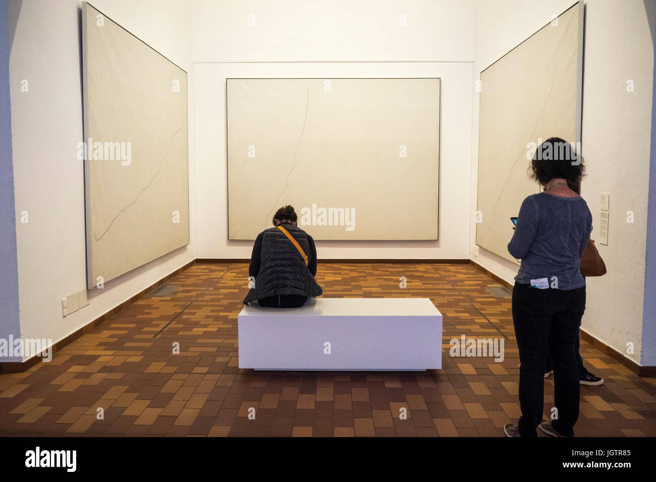 Due donne nella parte anteriore di Joan Miro, dipinto su sfondo bianco per la cellula del Solitaire, Fundacio Joan Miro, Montjuic Barcellona Spagna. Foto Stock