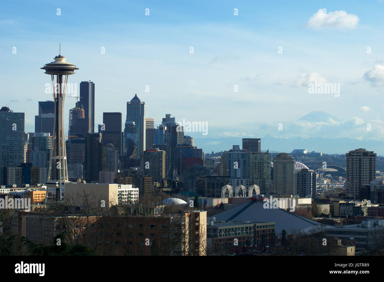 SEATTLE, WASHINGTON, STATI UNITI D'AMERICA - gennaio 24th, 2017: Seattle skyline panorama visto da Kerry Park durante la luce del giorno con il Monte Rainier in background. Seattle è la più grande città sia dello Stato di Washington e regione nordovest del Pacifico del Nord America Foto Stock