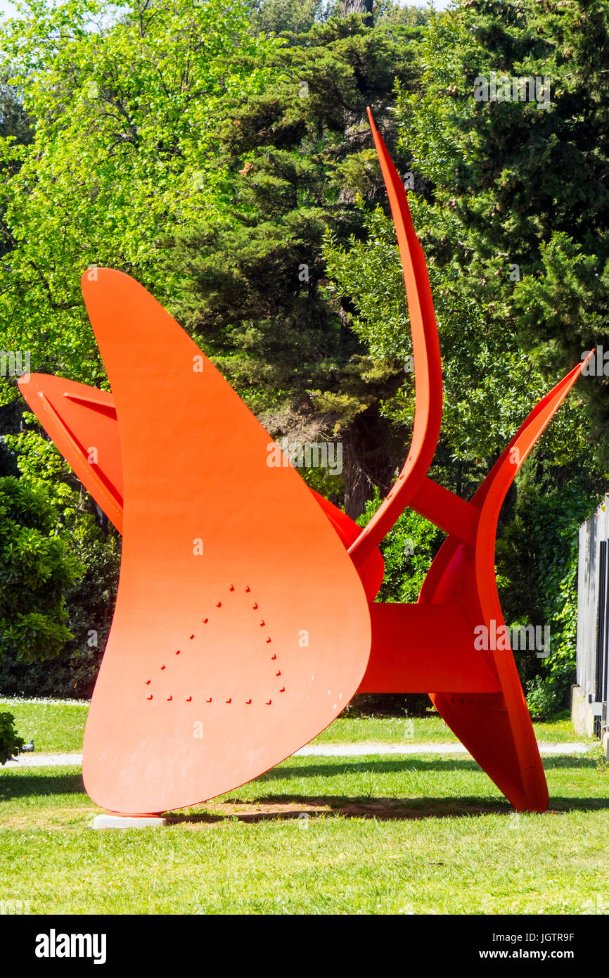 Rosso scultura di metallo, 4 ali da Alexander Calder sul display al di fuori della Fundacio Joan Miro, Montjuic Barcellona Spagna. Foto Stock