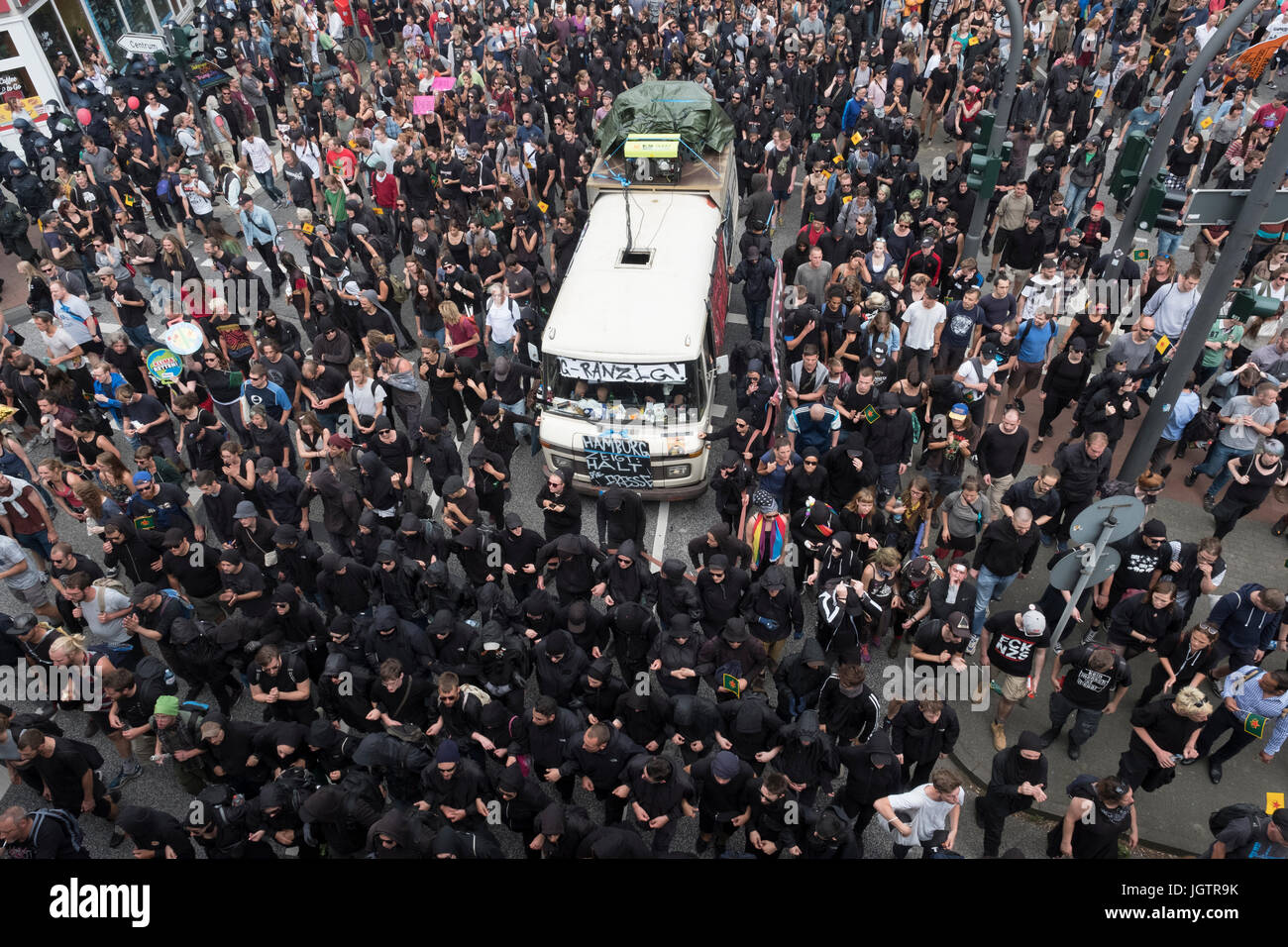 8 Luglio, 2017. Ad Amburgo in Germania. grande manifestazione marzo attraverso il centro di Amburgo per protestare contro il vertice del G20 che si svolgono in città. Gruppo di nero Foto Stock