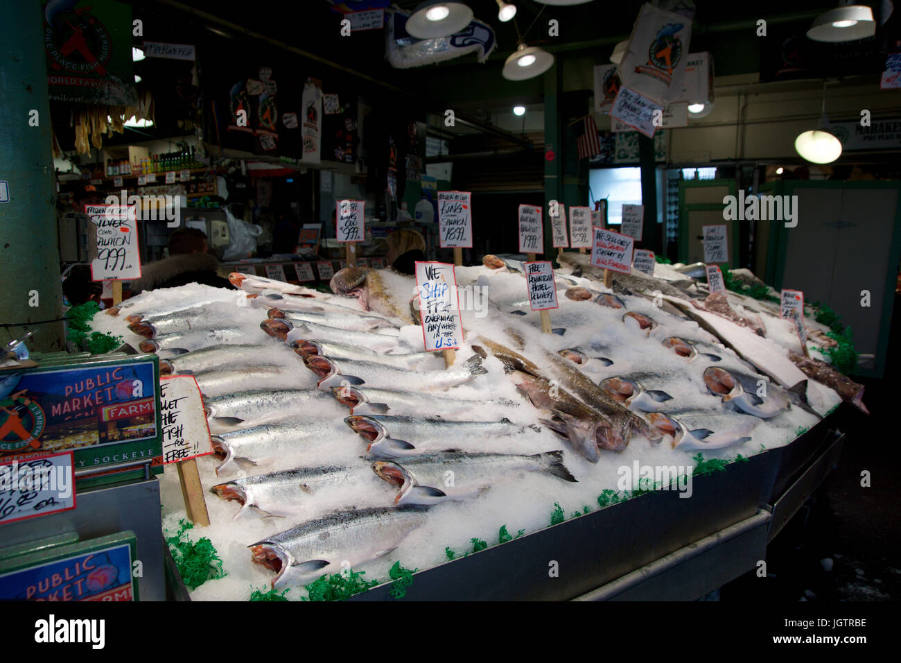 SEATTLE, WASHINGTON, STATI UNITI D'AMERICA - gennaio 24th, 2017: i clienti presso il Pike Place Fish Company attendere per ordinare pesce al famoso mercato di frutti di mare. Questo mercato, aperto nel 1930, è noto per la loro aria aperta al mercato del pesce di stile. Foto Stock