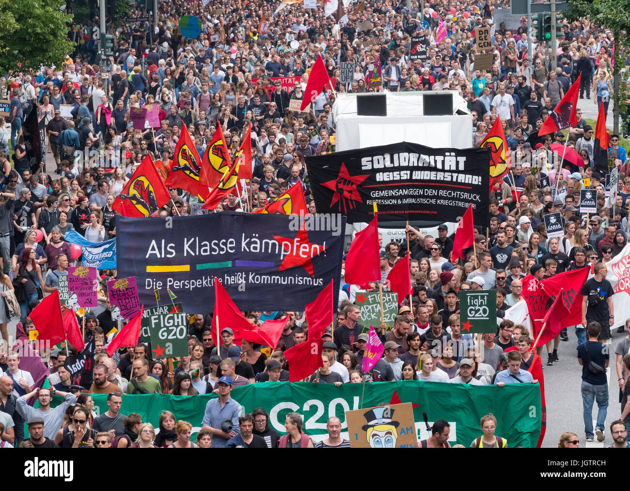 8 Luglio, 2017. Ad Amburgo in Germania. grande manifestazione marzo attraverso il centro di Amburgo per protestare contro il vertice del G20 che si svolgono in città. Foto Stock