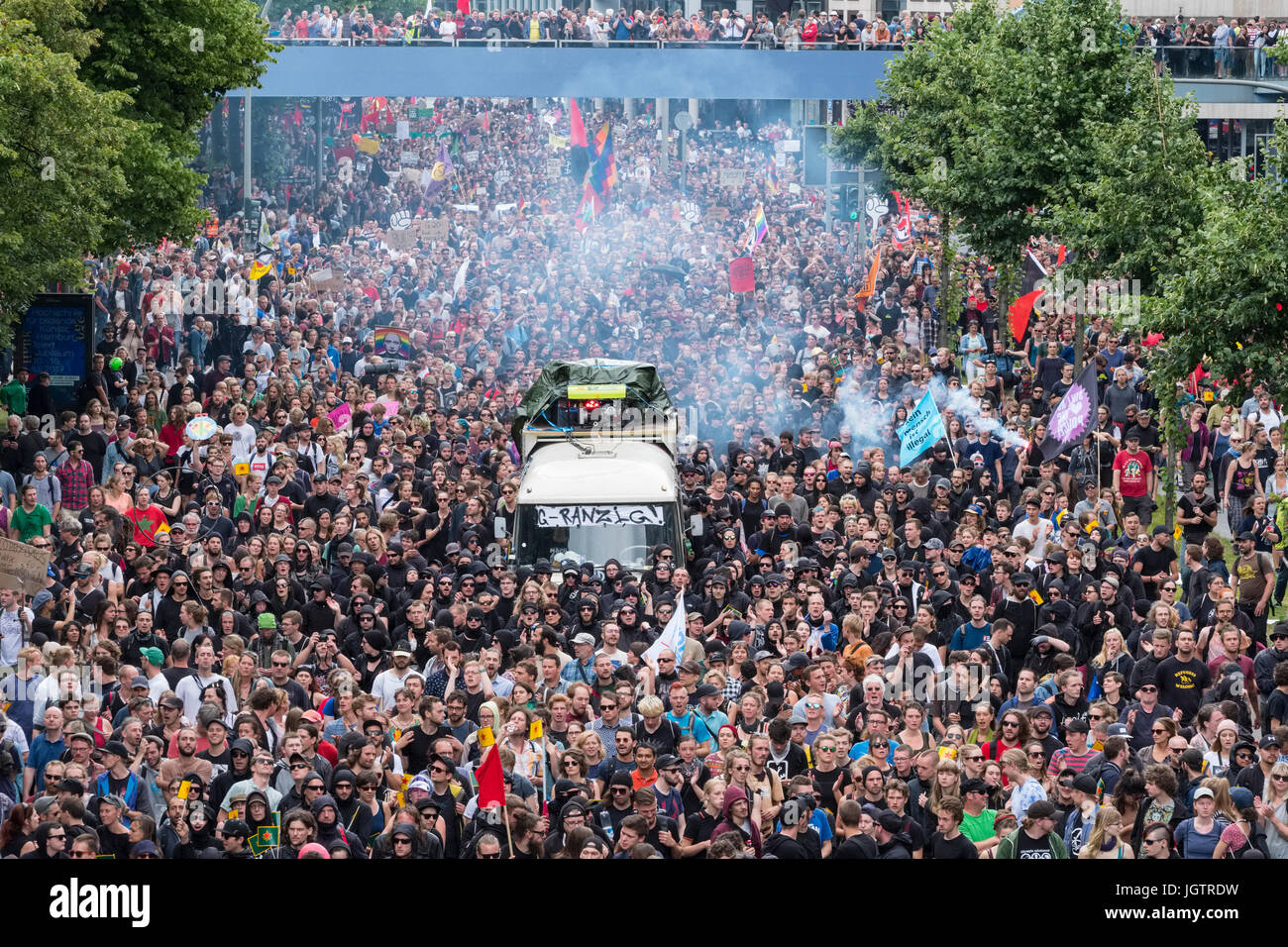 8 Luglio, 2017. Ad Amburgo in Germania. grande manifestazione marzo attraverso il centro di Amburgo per protestare contro il vertice del G20 che si svolgono in città. Foto Stock