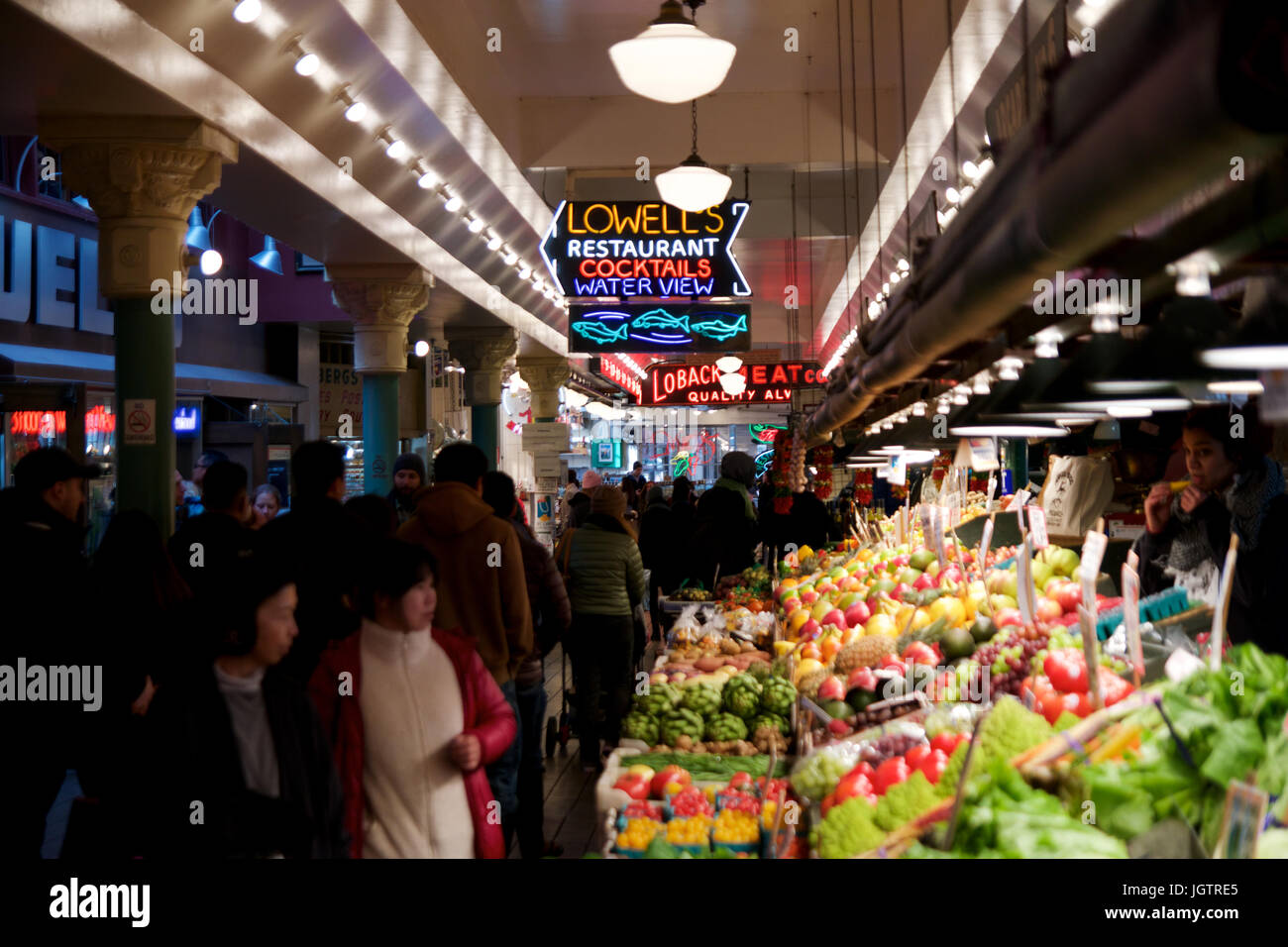 SEATTLE, WASHINGTON, STATI UNITI D'AMERICA - gennaio 24th, 2017: ortaggi per la vendita in alto si spegne al Mercato di Pike Place. Questo mercato contadino è una famosa vista in downtown. Foto Stock