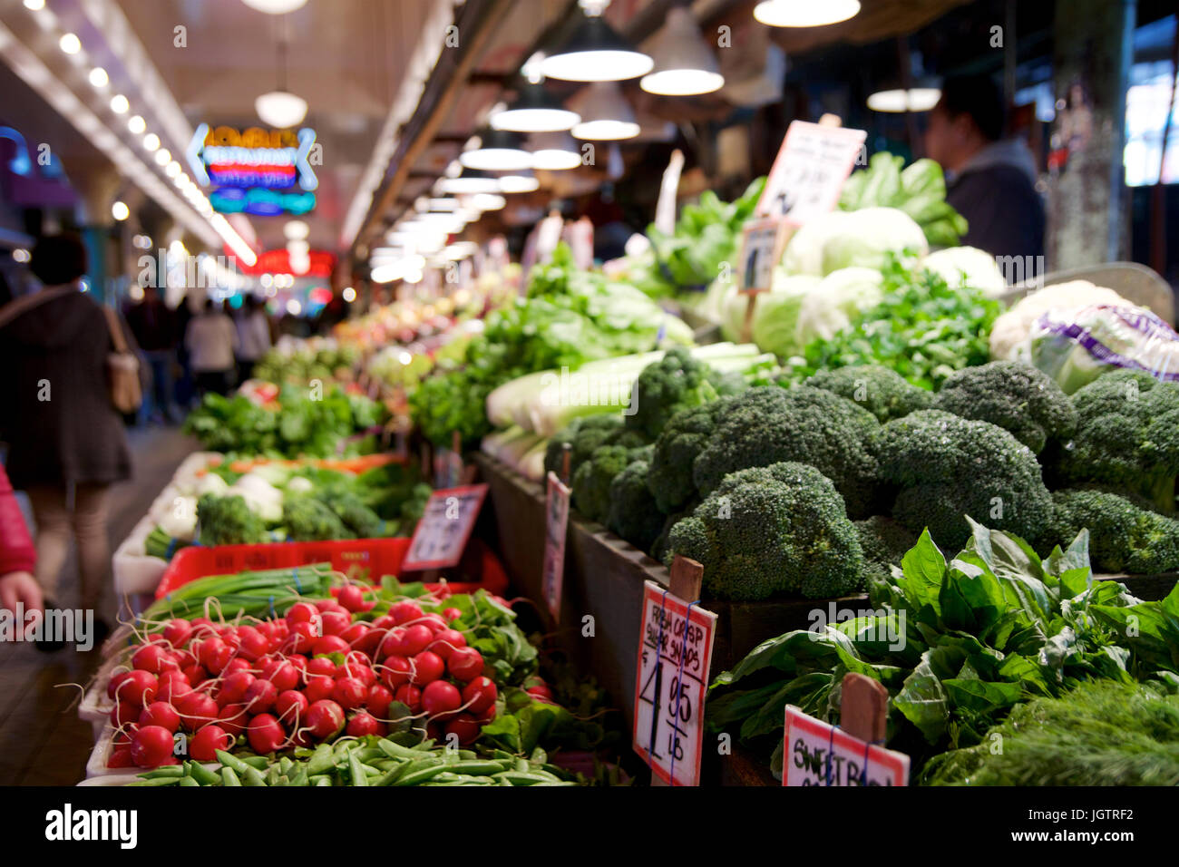 SEATTLE, WASHINGTON, STATI UNITI D'AMERICA - gennaio 24th, 2017: ortaggi per la vendita in alto si spegne al Mercato di Pike Place. Questo mercato contadino è una famosa vista in downtown. Foto Stock