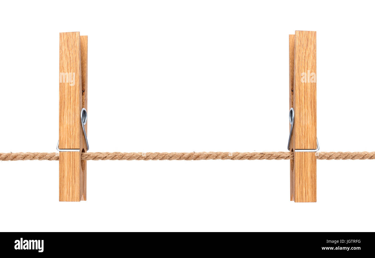 Clothespins in legno sulla corda isolato su bianco Foto Stock