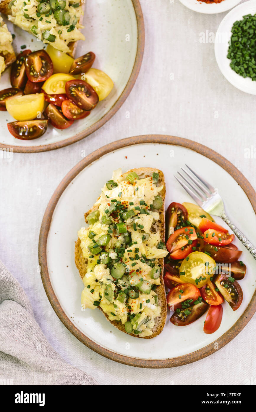 Asparagi al tartufo uova sul pane tostato Foto Stock