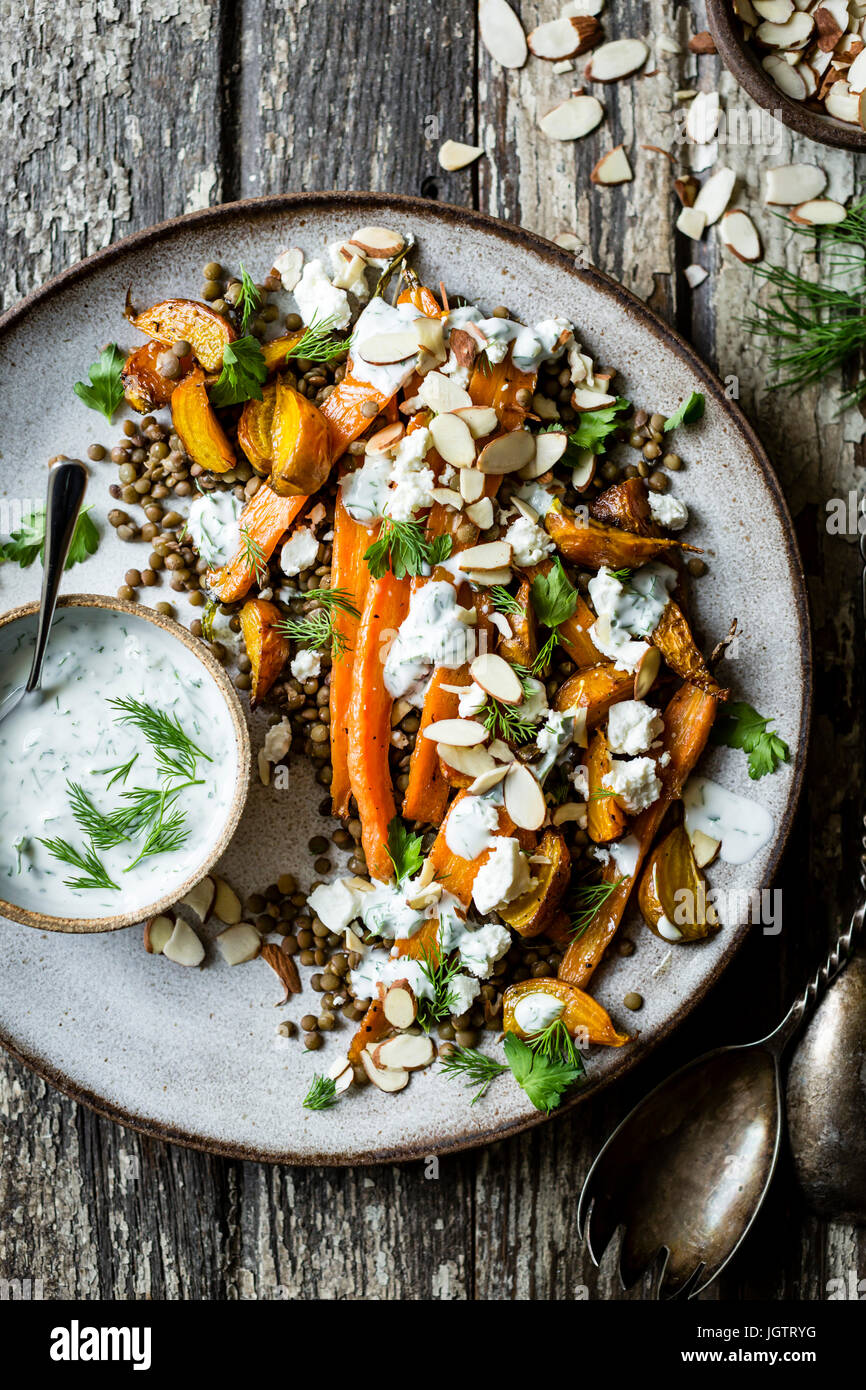 La carota, lenticchie e insalata di barbabietole con feta e erborinati yogurt Foto Stock