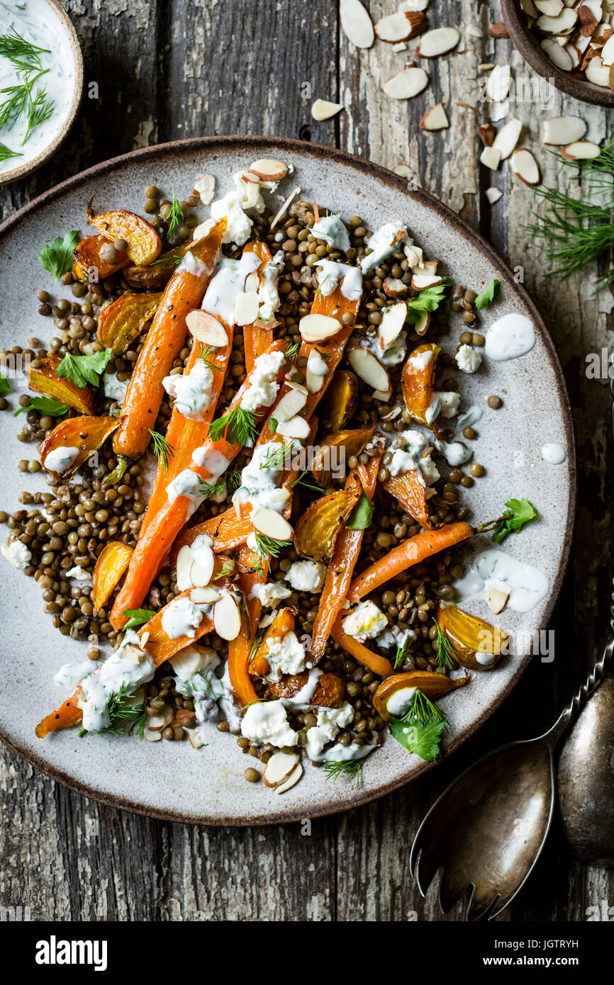 La carota, lenticchie e insalata di barbabietole con feta e erborinati yogurt Foto Stock