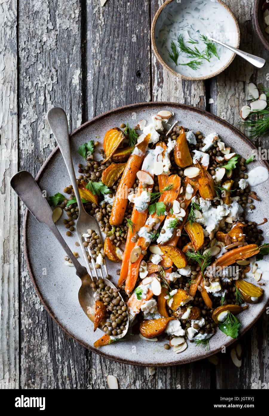 La carota, lenticchie e insalata di barbabietole con feta e erborinati yogurt Foto Stock