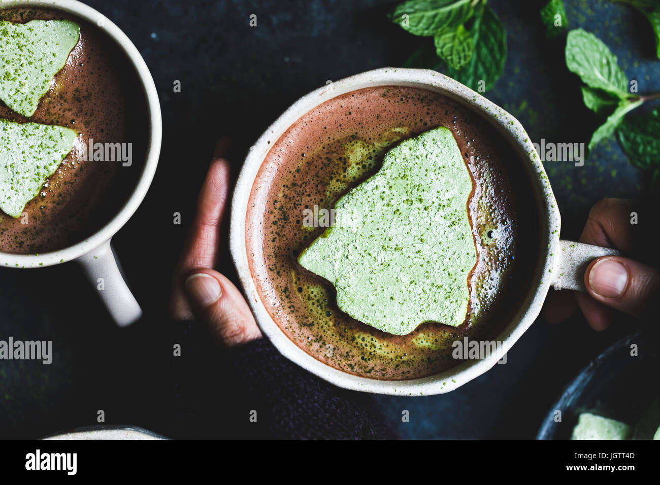Verde Matcha marshmallow sul Menta fresca cacao a caldo Foto Stock