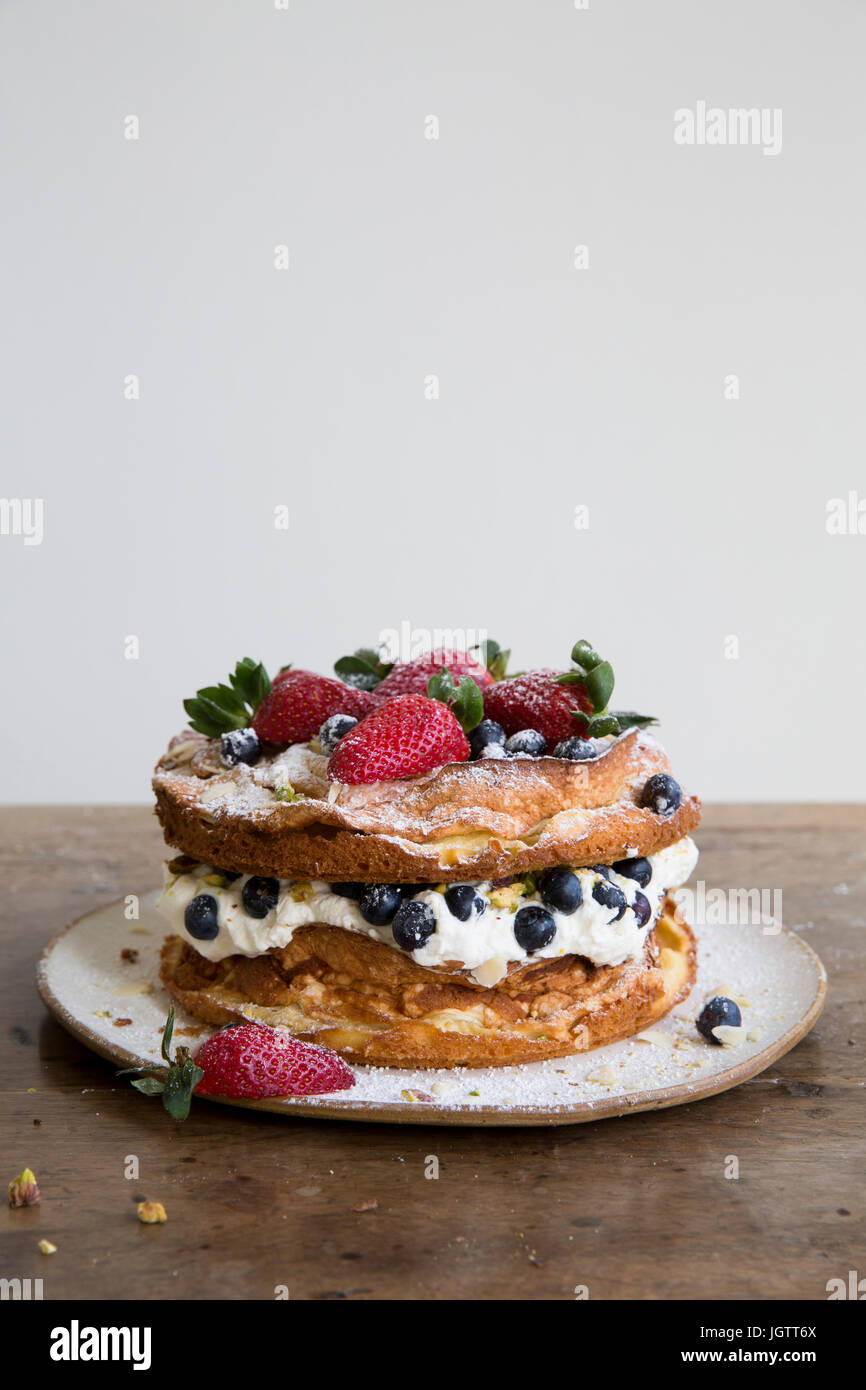 Una crema layereed spugna e torta di frutta Foto Stock