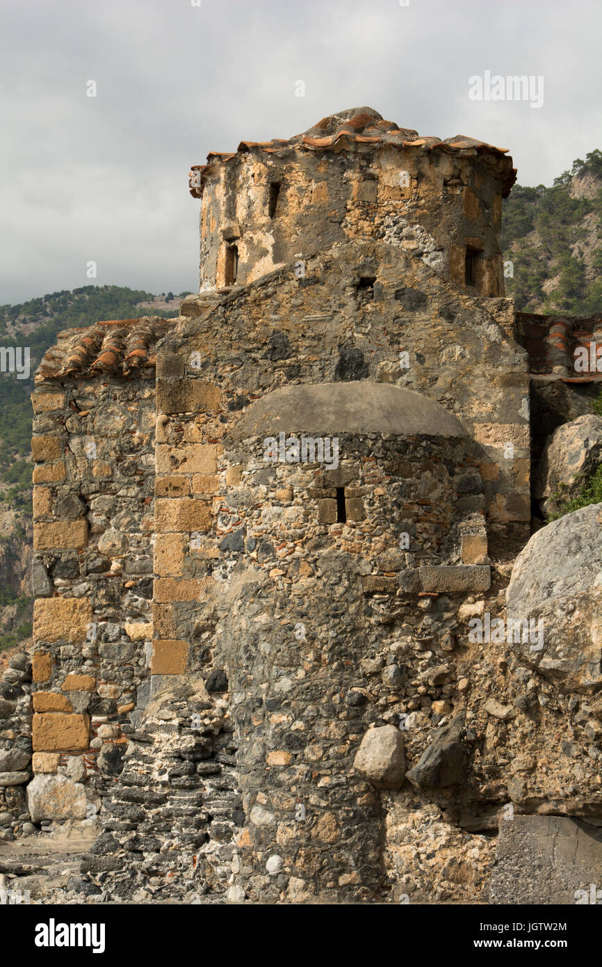 Siince più di mille anni la Chiesa ortodossa di Grecia Agios Pavlos sorge lungo la costa del Mar Libico a est di Agia Roumeli. Foto Stock