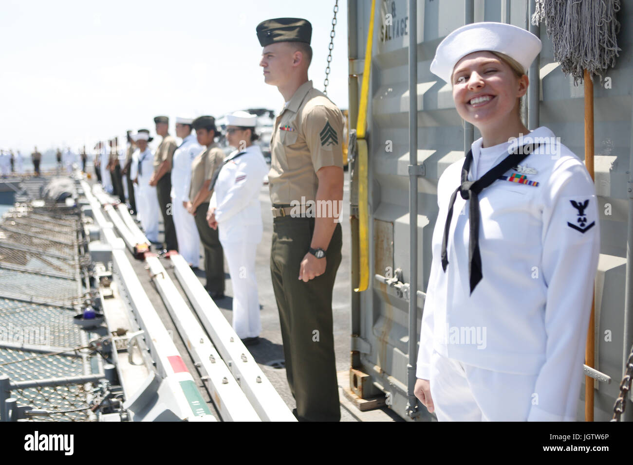I Marines e i marinai della 15th Marine Expeditionary Unit e dell'America Amphibious Ready Group si imbarcarono sulla USS America (LHA 6) il 7 luglio 2017. Manning the Rails è una tradizione navale usata per salutare e rendere onore durante gli schieramenti. Foto Stock