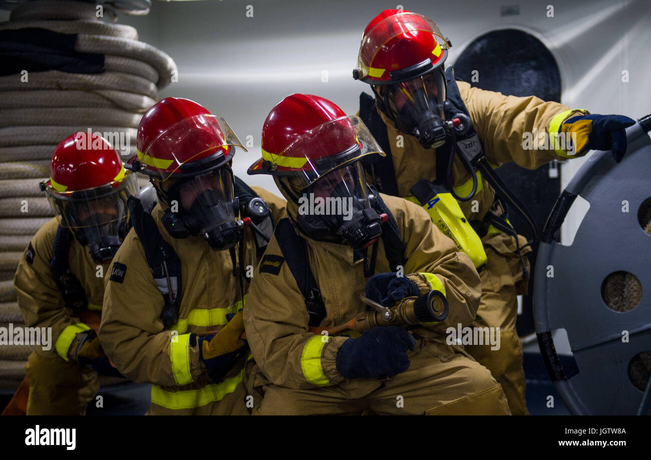 I marinai a bordo della USS Dwight D. Eisenhower (CVN 69) parteciparono a un'esercitazione generale il 6 luglio 2017, maneggiando manichette di fuoco mentre la portaerei operava nell'Oceano Atlantico durante la fase di mantenimento del piano ottimizzato di risposta della flotta. Foto Stock
