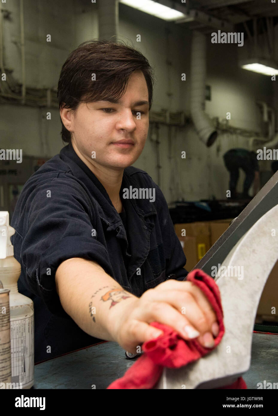 Un Aviation Machinist's Mate a bordo della USS Dwight D. Eisenhower (CVN 69) mantiene le attrezzature di supporto nel jet shop il 7 luglio 2017, durante la fase di supporto dell'OFRP mentre il vettore è sul molo a Norfolk, Virginia. Foto Stock