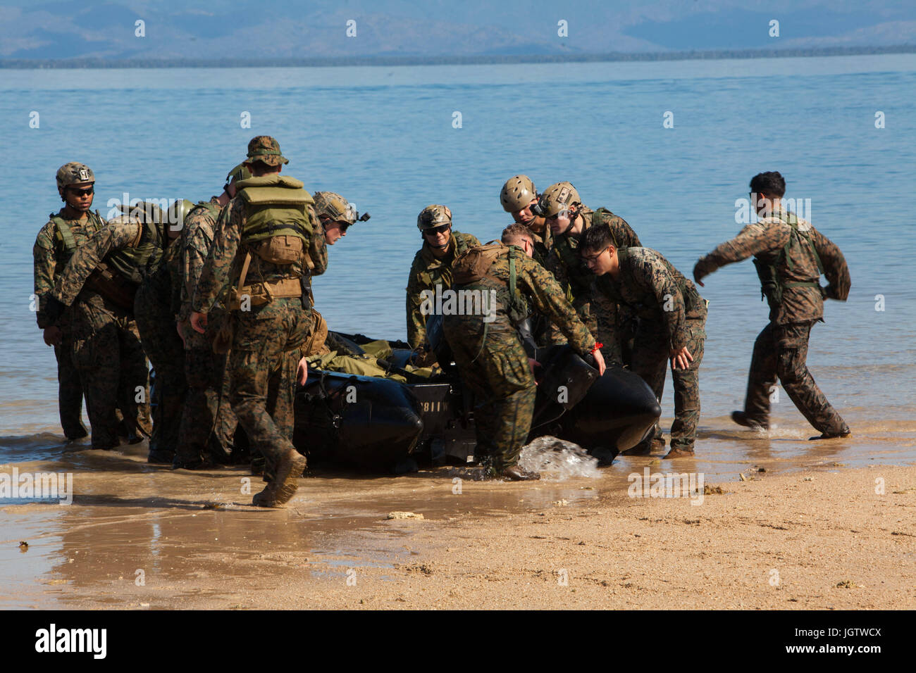 Marines con Lima Company, Battaglione Team di atterraggio, 3° Battaglione, 5 Marines, 31 Marine Expeditionary Unit, tirare una gomma di combattimento razzia Craft a riva di Australian Defence Force Cowley Beach Area Formazione durante un raid anfibio prova come parte di talismano Saber 17, luglio 8th, 2017. Talismano Saber è un esercizio biennale progettata per migliorare l'interoperabilità tra l'Australia e le forze americane. Il trentunesimo MEU sta prendendo parte in talismano Saber 17 mentre distribuito sulla sua regolarmente pianificate pattuglia dei Indo-Asia-regione del Pacifico. (U.S. Marine Corps photo by Lance Cpl. Giona Baase/rilasciato) Foto Stock