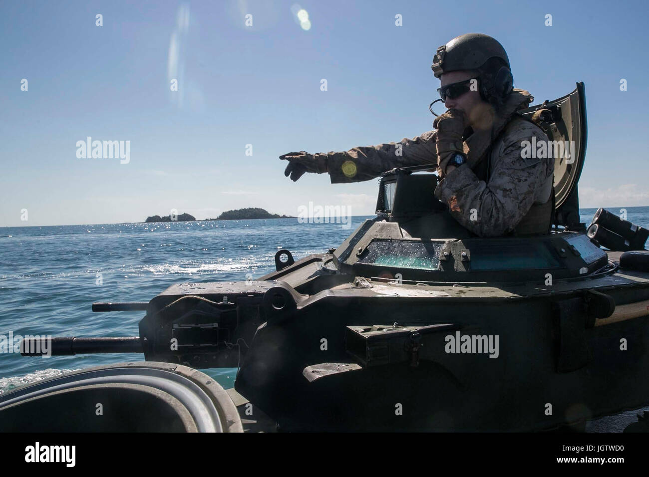 Cpl. Anthony Forbes, un assalto veicolo anfibio capo equipaggio con India Company, battaglione atterraggio squadra, 3° Battaglione, 5 Marines, 31 Marine Expeditionary Unit, si dirige verso la terra durante le prove per esercitare il talismano di Saber 17 vicino alla Australian Defence Force Cowley Beach Area Formazione, Queensland, Australia Luglio 8, 2017. È una società meccanizzata società raid per la trentunesima MEU, attualmente supportando talismano Saber 17 mentre distribuito sulla sua regolarmente pianificate pattuglia dei Indo-Asia-regione del Pacifico. Talismano Saber è un esercizio biennale progettata per migliorare l'interoperabilità tra un Foto Stock