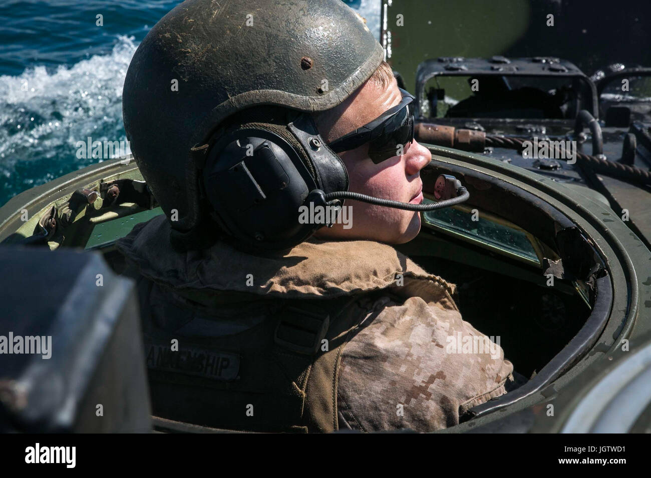 Lancia Cpl. Mason Blankenship, un assalto anfibio conducente del veicolo con l'India Company, Battaglione Team di atterraggio, 3° Battaglione, 5 Marines, 31 Marine Expeditionary Unit, si dirige verso la terra a bordo di un assalto veicolo anfibio durante le prove per esercitare il talismano di Saber 17, vicino Australian Defence Force Cowley Beach Area Formazione, Queensland, Australia Luglio 8, 2017. L'India è una società meccanizzata società raid per la trentunesima MEU, attualmente supportando talismano Saber 17 mentre distribuito sulla sua regolarmente pianificate pattuglia dei Indo-Asia-regione del Pacifico. Talismano Saber è un esercizio biennale desig Foto Stock