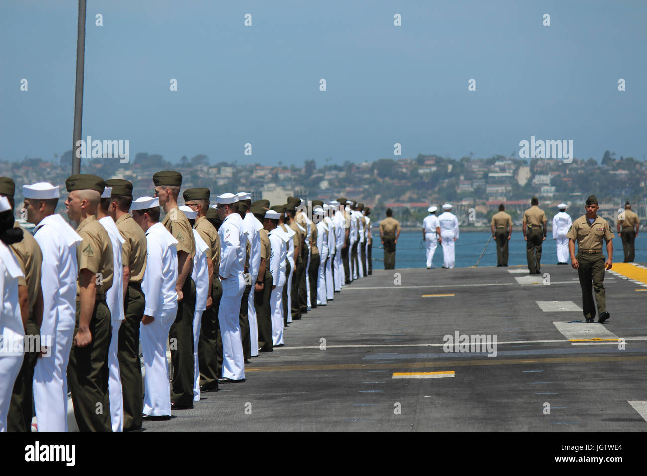 I Marines e i marinai della 15th Marine Expeditionary Unit e dell'America Amphibious Ready Group eseguirono la tradizione navale di pilotare i binari a bordo della nave d'assalto anfibia USS America (LHA 6) il 7 luglio 2017. Manning the Rails è usato per salutare e rendere onore durante le distribuzioni. Foto Stock