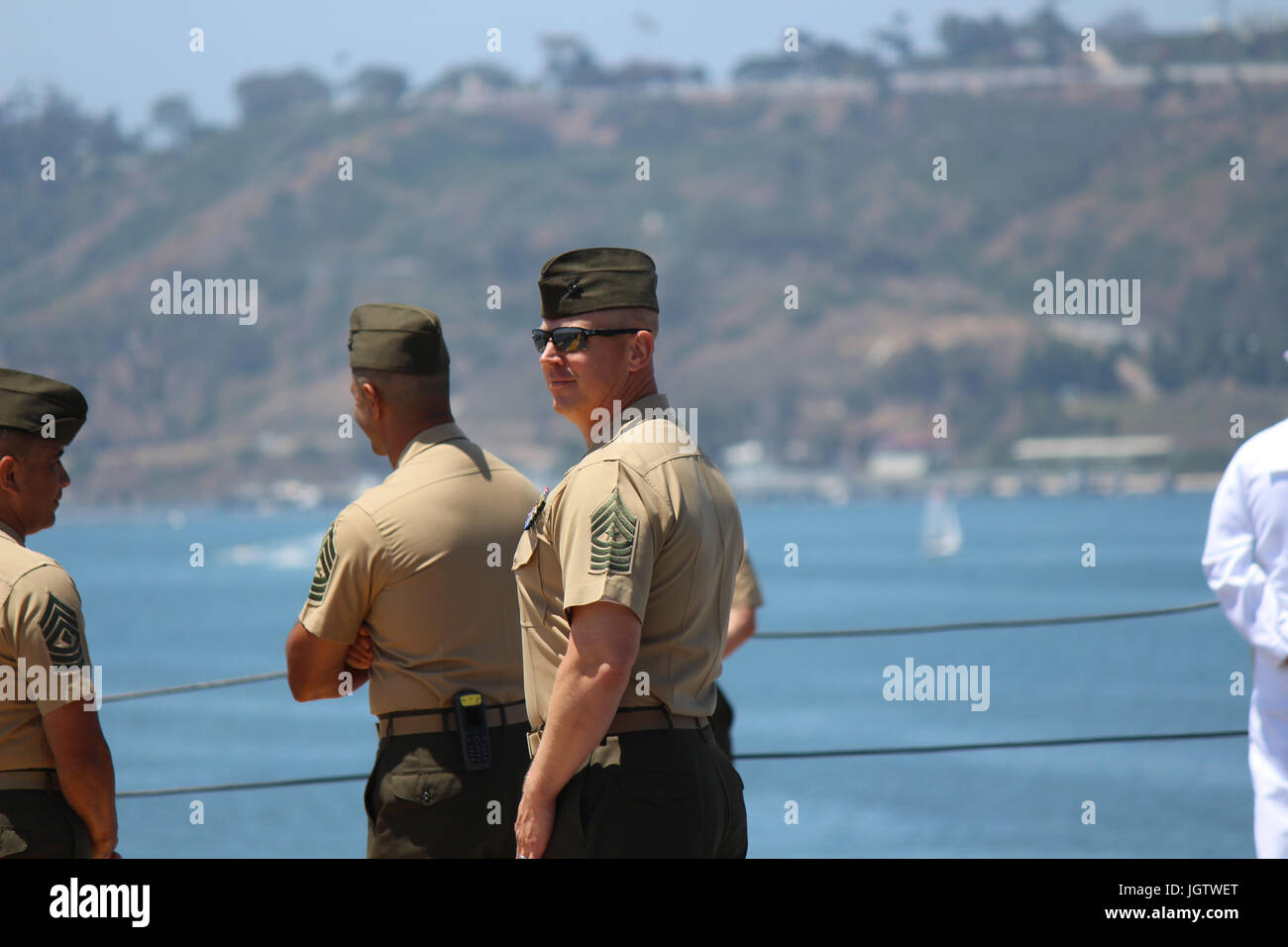 I Marines e i marinai della 15th Marine Expeditionary Unit e dell'America Amphibious Ready Group si imbarcarono sulla USS America (LHA 6) il 7 luglio 2017. Manning the Rails è una tradizione navale per rendere onore durante gli schieramenti. Foto Stock