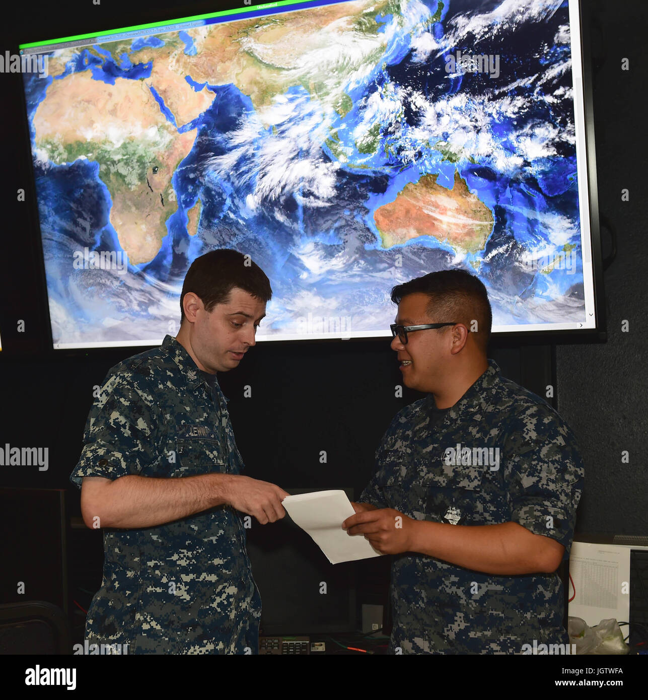 170708-N-CM227-013 (Luglio 8, 2017) DEGLI STATI UNITI Navy Reserve Aerographers Mate 1st, classe Chris Lewin a San Diego, California native servendo con flotta centro meteo San Diego, Navy Meteorlogical oceanografo attività di ricerca serve come una previsione ufficiale di servizio. "La nostra unità ha un enorme impatto sulle operazioni, detto Lewin, esercizi come talismano Sabre mostrano come siamo in grado di operare in modo sicuro e di eseguire la nostra missione." La comunicazione di massa Specialist 1a classe Marie A. Montez/rilasciato Foto Stock