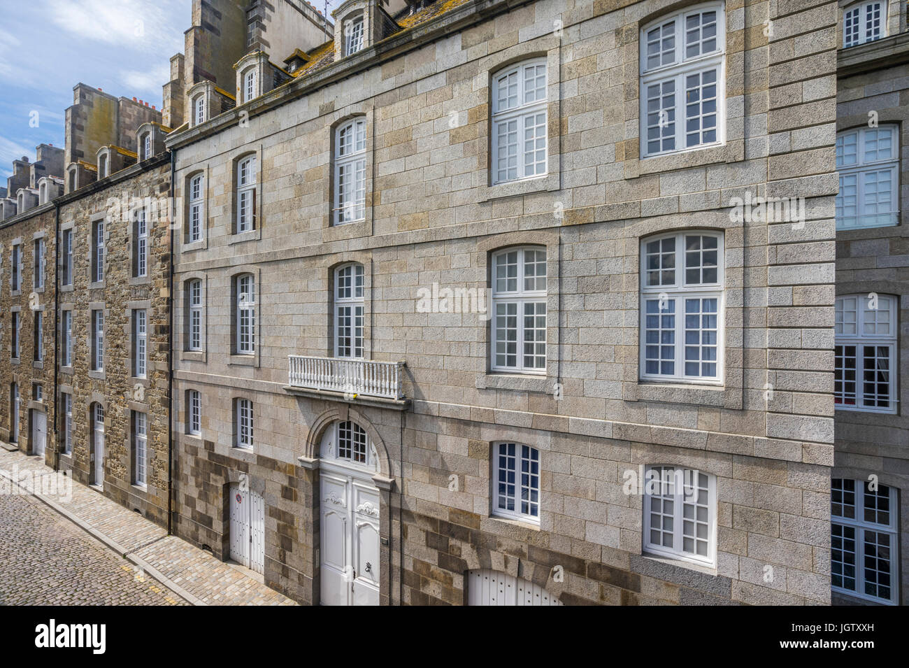 Francia, Bretagna, Saint-Malo Intra-Muros, granito facciate di case a Rue Saint-Philippe, Foto Stock