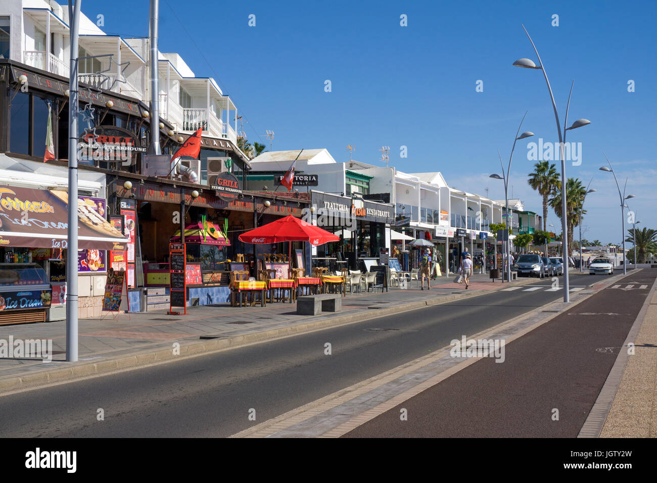 Ristoranti Negozi un at promenade Avenida de las playas, noto come miglio in plastica, Puerto del Carmen, Lanzarote, Isole canarie, Spagna, Europa Foto Stock