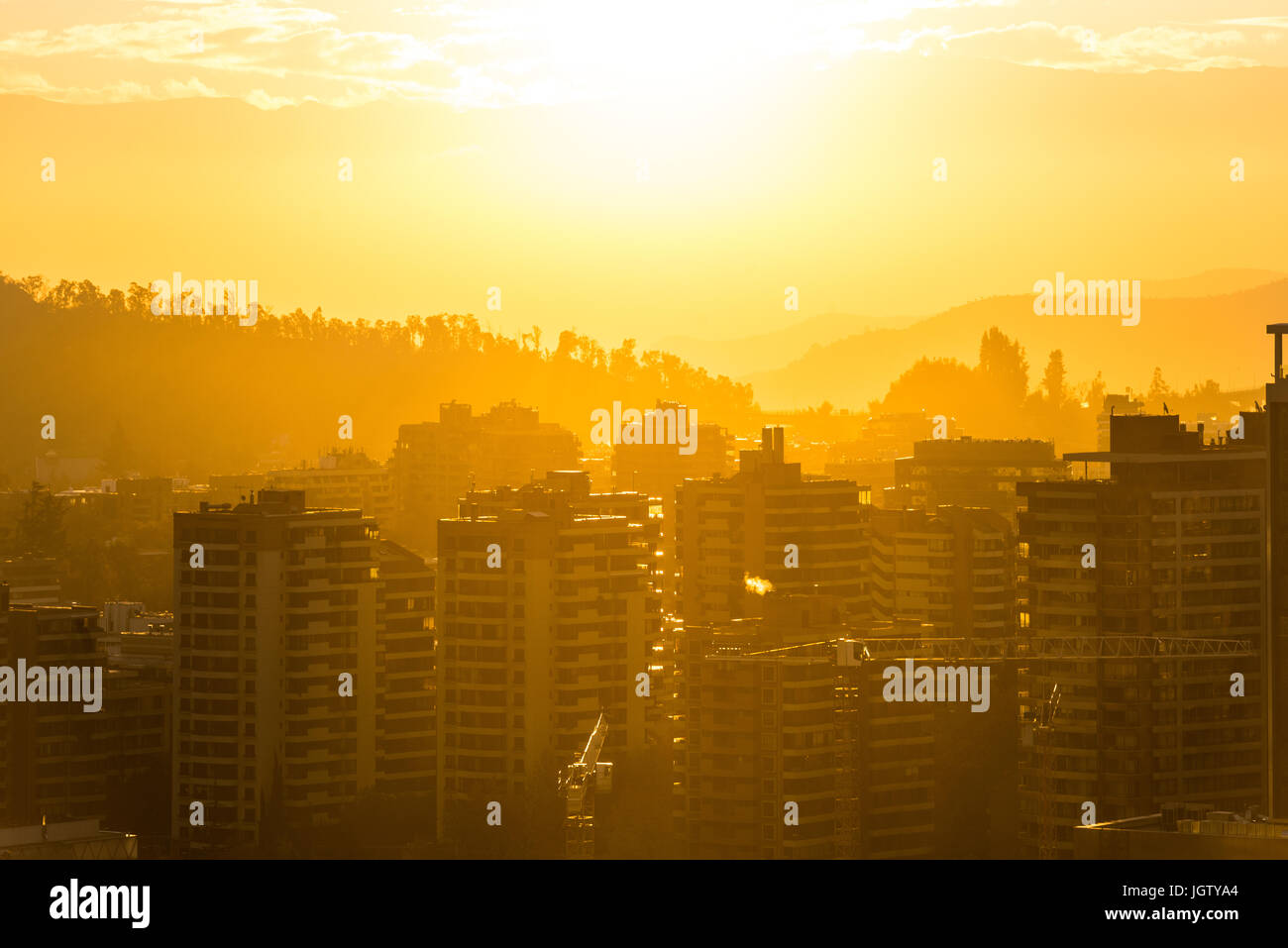 Skyline di edifici di una benestante quartiere di Las Condes distretto, Santiago de Cile Foto Stock