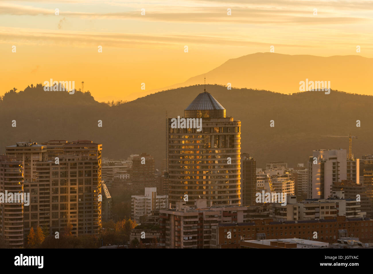 Skyline di edifici di una benestante quartiere di Las Condes distretto, Santiago de Cile Foto Stock