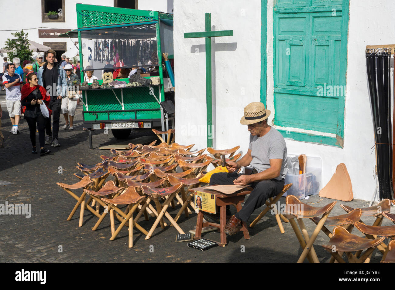 Canaria di artigiano produce camp-sedie wit sedili in pelle, settimanale mercato di domenica, Teguise, Lanzarote, Isole canarie, Spagna, Europa Foto Stock