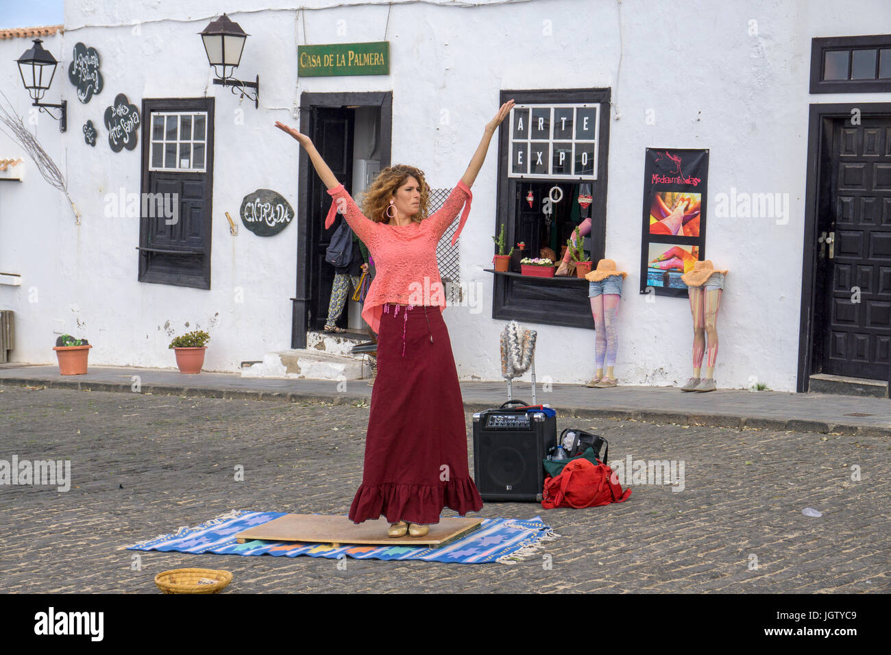 La ballerina di Flamenco (donna) Dancing at street, settimanale mercato di domenica a Teguise, Lanzarote, Isole canarie, Spagna, Europa Foto Stock