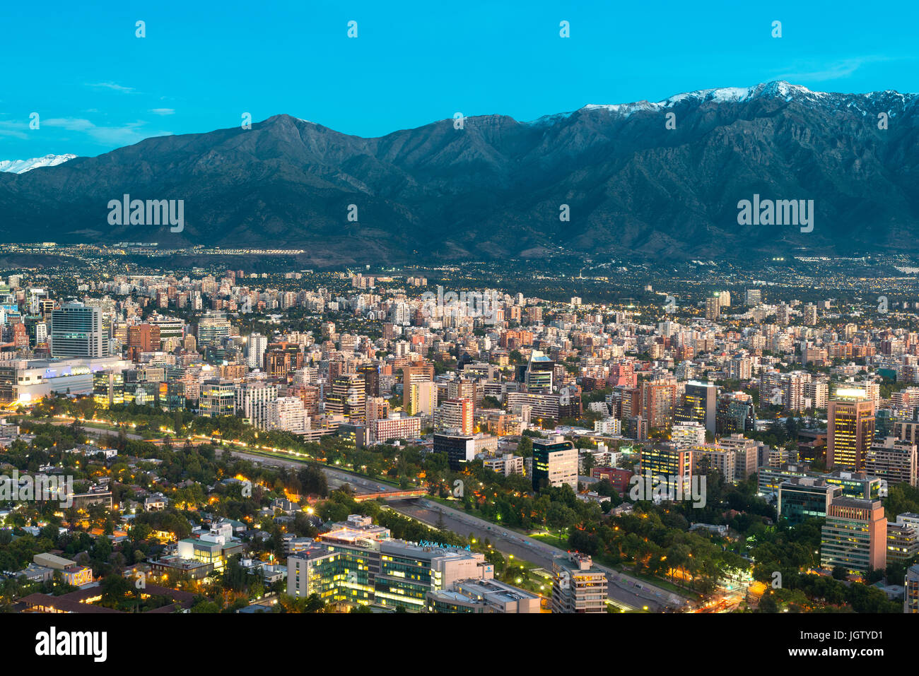 Santiago, Regione Metropolitana, Cile - Vista degli edifici al quartiere Providencia, la parte più densa della città con residenziali Foto Stock