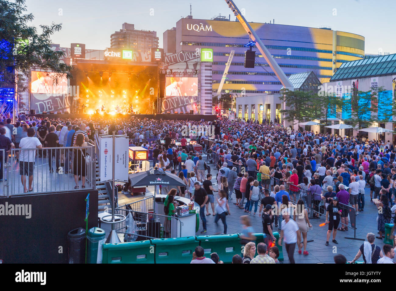 Montreal, Canada - 5 Luglio 2017 - TD stadio e la folla durante le performance dal vivo a Montreal Jazz Festival (Place des Festivals) Foto Stock