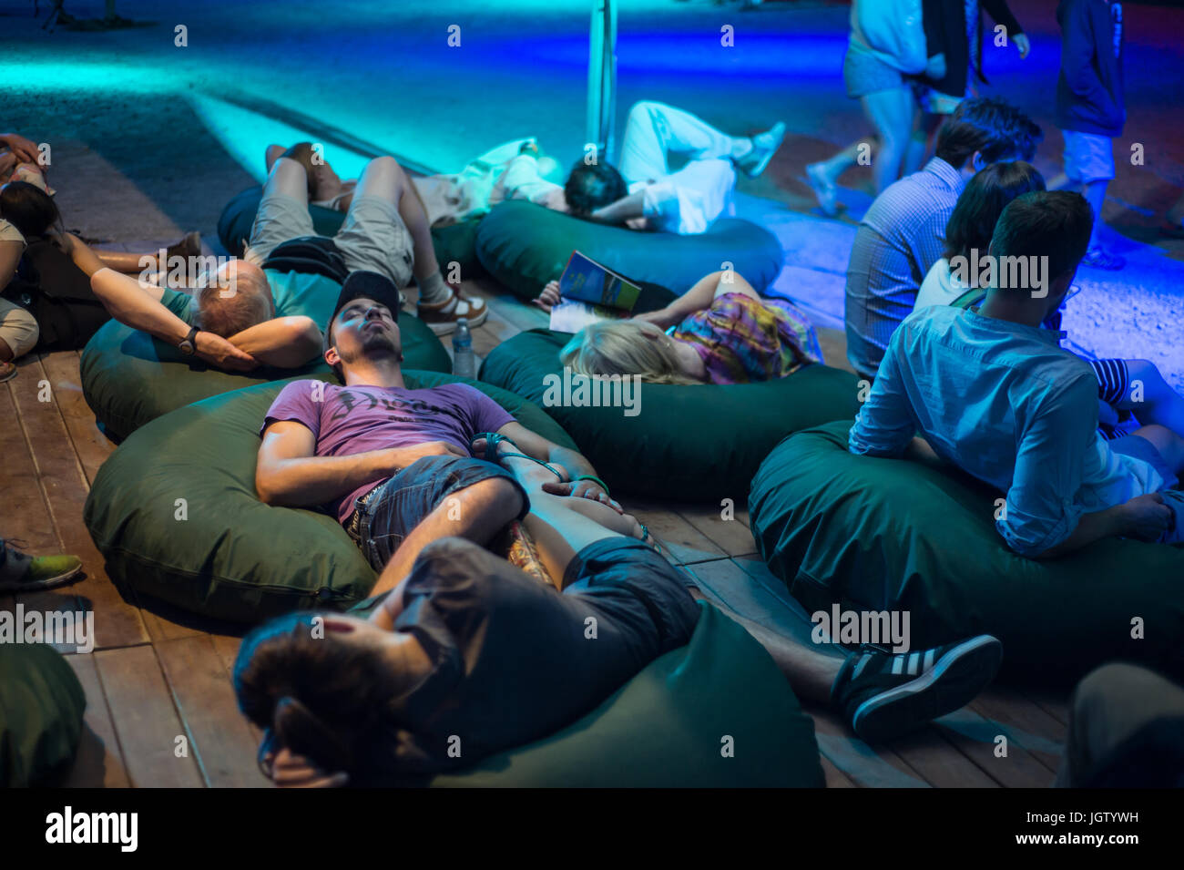 Zona di comfort con persone in appoggio e dormire a Montreal Jazz Festival Foto Stock