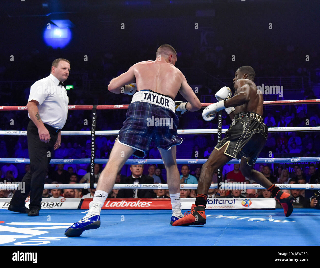 Sabato 8 Luglio 2017: Pugilato, Braehead Arena di Glasgow, Scozia. Tre round. Prestonpans boxer Josh Taylor sconfigge Hackney's Ohara Davies per aggiungere la WBC cinghia di argento per il suo titolo del Commonwealth. Il 26-anno-vecchio ha guadagnato il suo decimo e più soddisfacente la vittoria della sua breve carriera in un esplosivo la notte a GlasgowÕs Braehead Arena, una vittoria che spinge il Prestonpans perforatore nella top 15 in tutto il mondo super leggero classifiche. Foto Stock