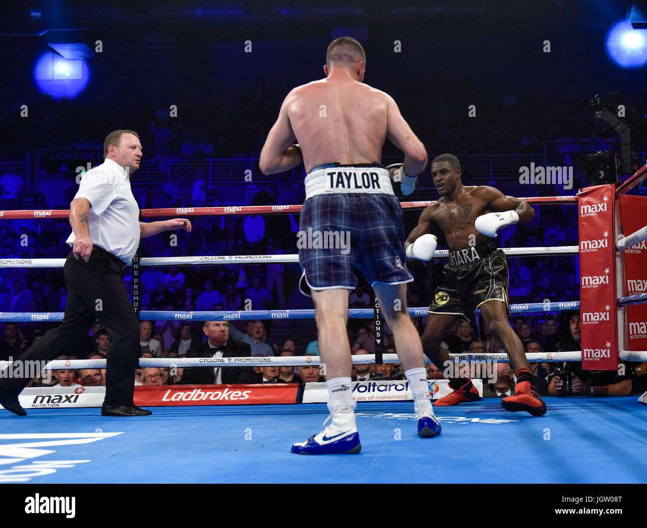 Sabato 8 Luglio 2017: Pugilato, Braehead Arena di Glasgow, Scozia. Tre round. Prestonpans boxer Josh Taylor sconfigge Hackney's Ohara Davies per aggiungere la WBC cinghia di argento per il suo titolo del Commonwealth. Il 26-anno-vecchio ha guadagnato il suo decimo e più soddisfacente la vittoria della sua breve carriera in un esplosivo la notte a GlasgowÕs Braehead Arena, una vittoria che spinge il Prestonpans perforatore nella top 15 in tutto il mondo super leggero classifiche. Foto Stock