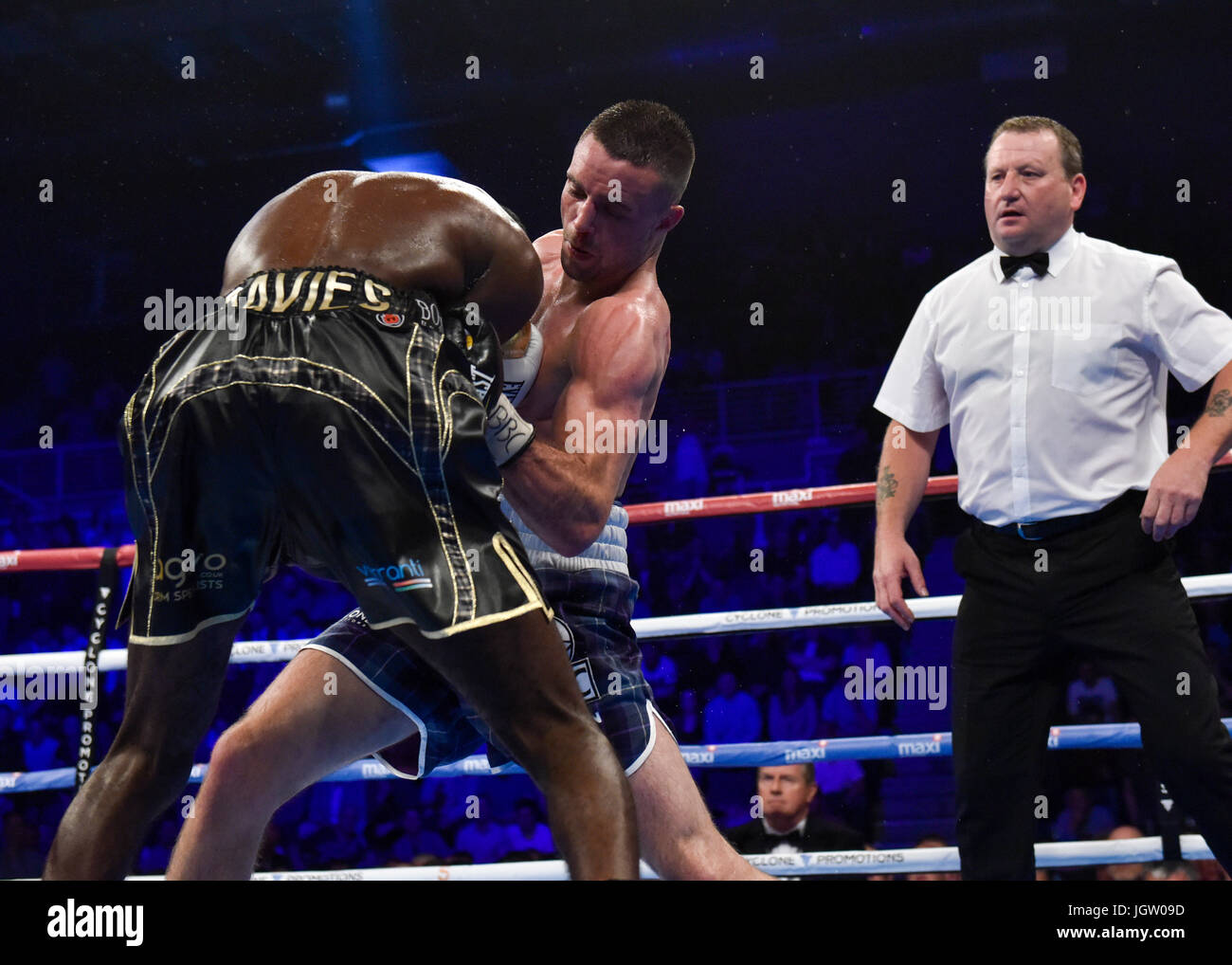 Sabato 8 Luglio 2017: Pugilato, Braehead Arena di Glasgow, Scozia. Prestonpans boxer Josh Taylor sconfigge Hackney's Ohara Davies per aggiungere la WBC cinghia di argento per il suo titolo del Commonwealth. Il 26-anno-vecchio ha guadagnato il suo decimo e più soddisfacente la vittoria della sua breve carriera in un esplosivo la notte a Glasgow's Braehead Arena, una vittoria che spinge il Prestonpans perforatore nella top 15 in tutto il mondo super leggero classifiche. Foto Stock