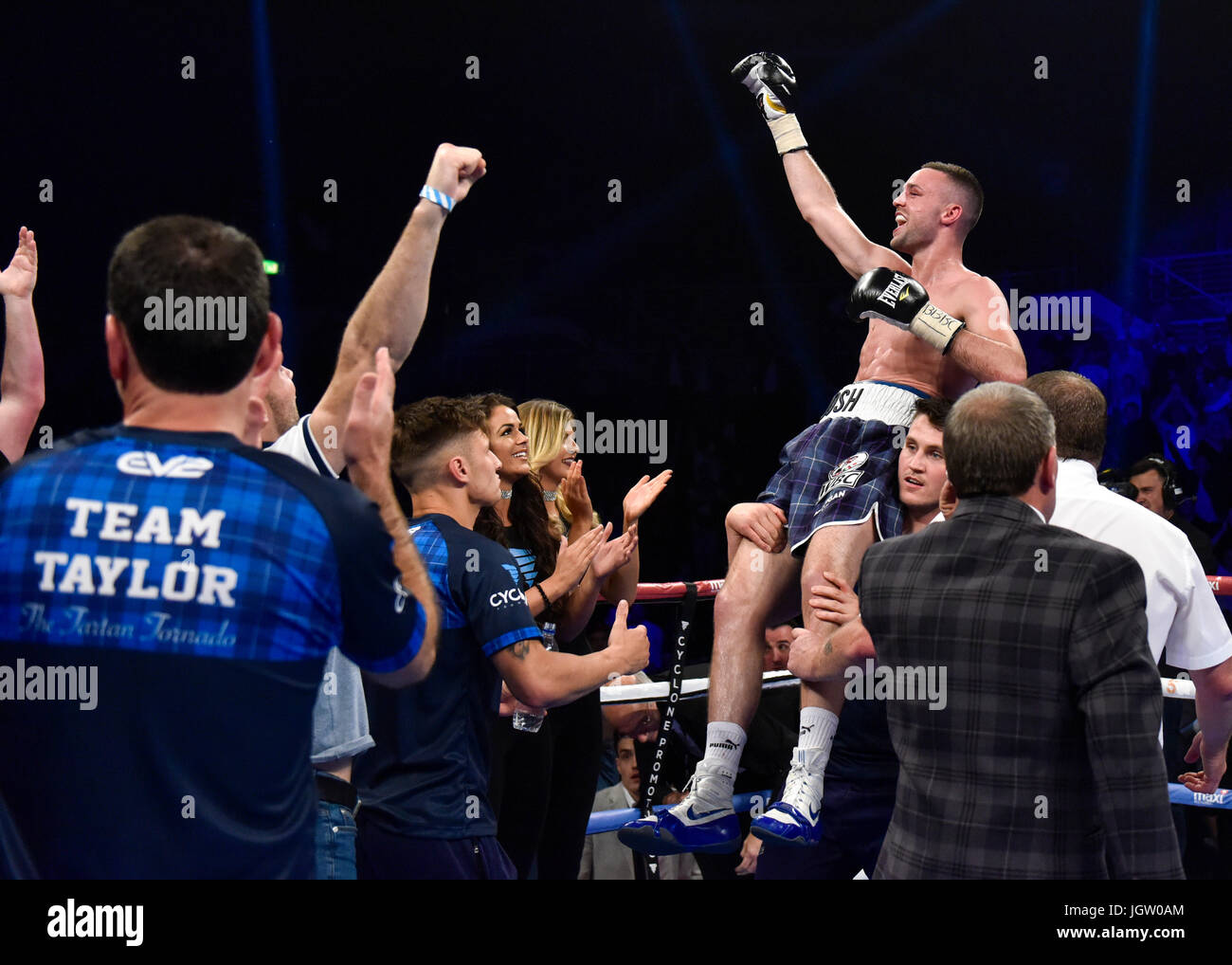 Sabato 8 Luglio 2017: Pugilato, Braehead Arena di Glasgow, Scozia. Prestonpans boxer Josh Taylor sconfigge Hackney's Ohara Davies per aggiungere la WBC cinghia di argento per il suo titolo del Commonwealth. Il 26-anno-vecchio ha guadagnato il suo decimo e più soddisfacente la vittoria della sua breve carriera in un esplosivo la notte a GlasgowÕs Braehead Arena, una vittoria che spinge il Prestonpans perforatore nella top 15 in tutto il mondo super leggero classifiche. Josh festeggia con il suo team in anello dopo la lotta Foto Stock