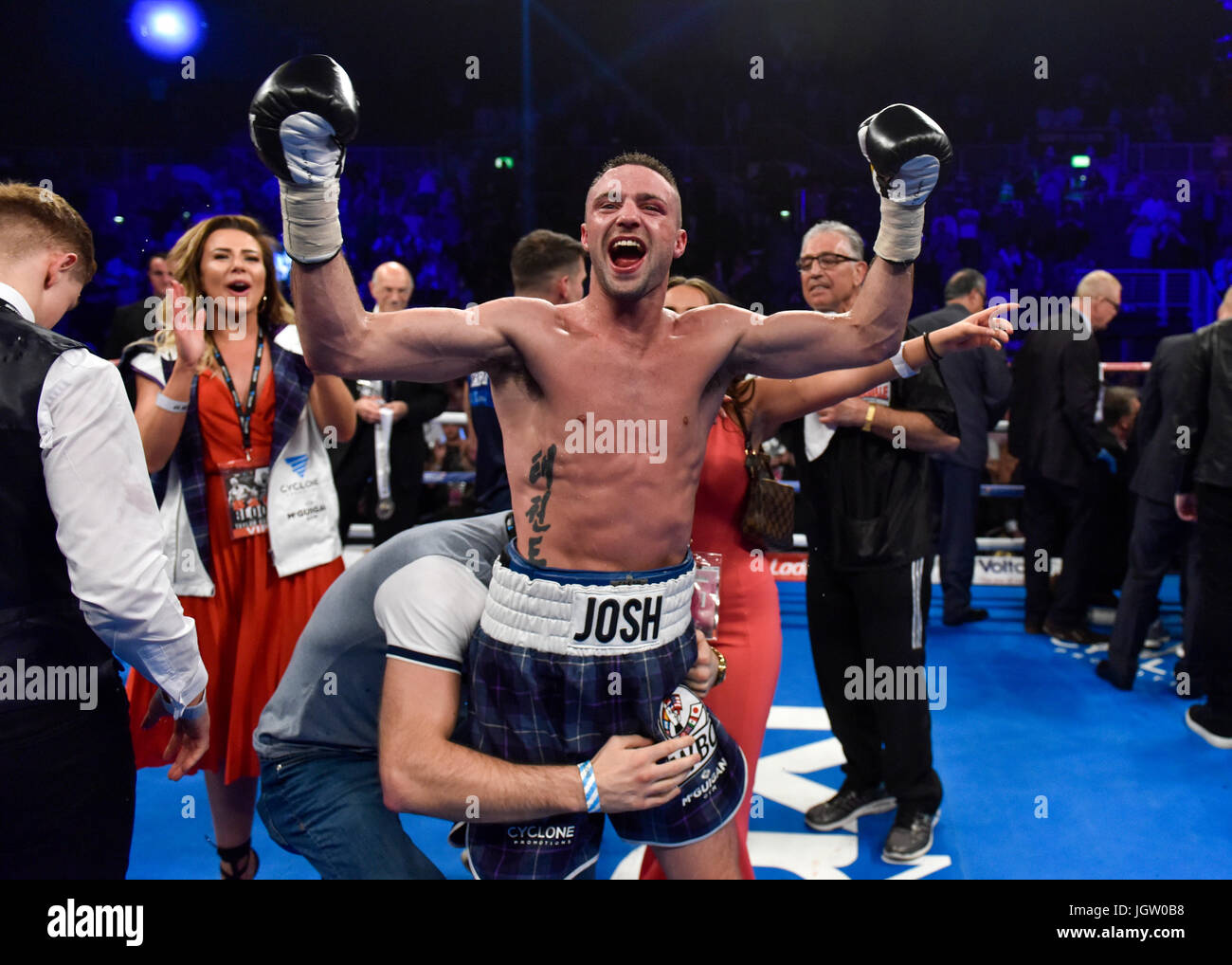 Sabato 8 Luglio 2017: Pugilato, Braehead Arena di Glasgow, Scozia. Prestonpans boxer Josh Taylor sconfigge Hackney's Ohara Davies per aggiungere la WBC cinghia di argento per il suo titolo del Commonwealth. Il 26-anno-vecchio ha guadagnato il suo decimo e più soddisfacente la vittoria della sua breve carriera in un esplosivo la notte a GlasgowÕs Braehead Arena, una vittoria che spinge il Prestonpans perforatore nella top 15 in tutto il mondo super leggero classifiche. Josh festeggia con il suo team in anello dopo la lotta Foto Stock