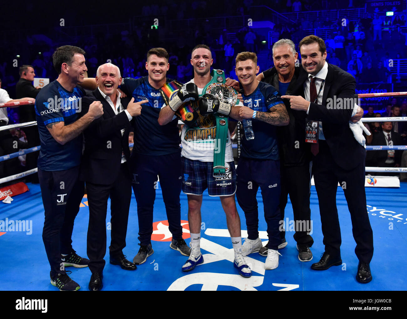 Sabato 8 Luglio 2017: Pugilato, Braehead Arena di Glasgow, Scozia. Prestonpans boxer Josh Taylor sconfigge Hackney's Ohara Davies per aggiungere la WBC cinghia di argento per il suo titolo del Commonwealth. Il 26-anno-vecchio ha guadagnato il suo decimo e più soddisfacente la vittoria della sua breve carriera in un esplosivo la notte a GlasgowÕs Braehead Arena, una vittoria che spinge il Prestonpans perforatore nella top 15 in tutto il mondo super leggero classifiche. Josh festeggia con il suo team in anello dopo la lotta Foto Stock