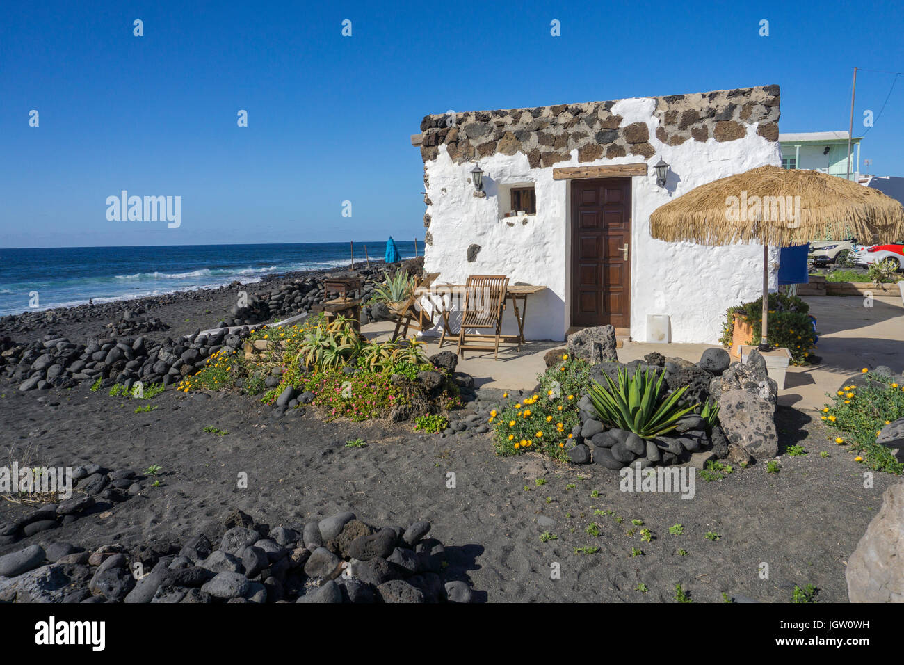 Piccola casa di pesca presso il vulcanico spiaggia ghiaiosa, villaggio di pescatori El Golfo, Lanzarote, Isole canarie, Spagna, Europa Foto Stock