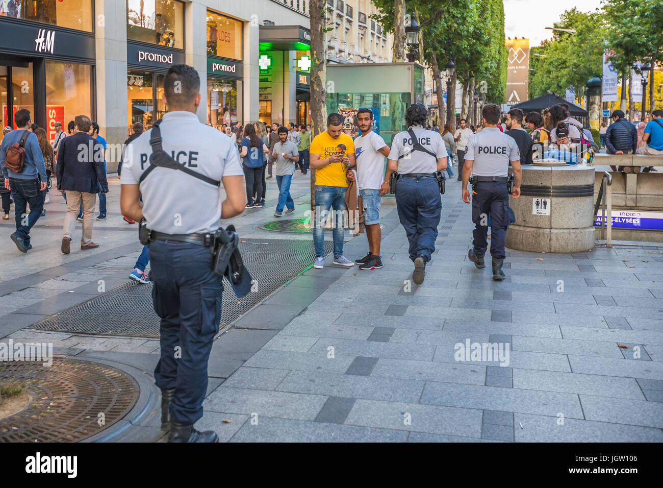 Avenue des Champs Elysees polizia Foto Stock