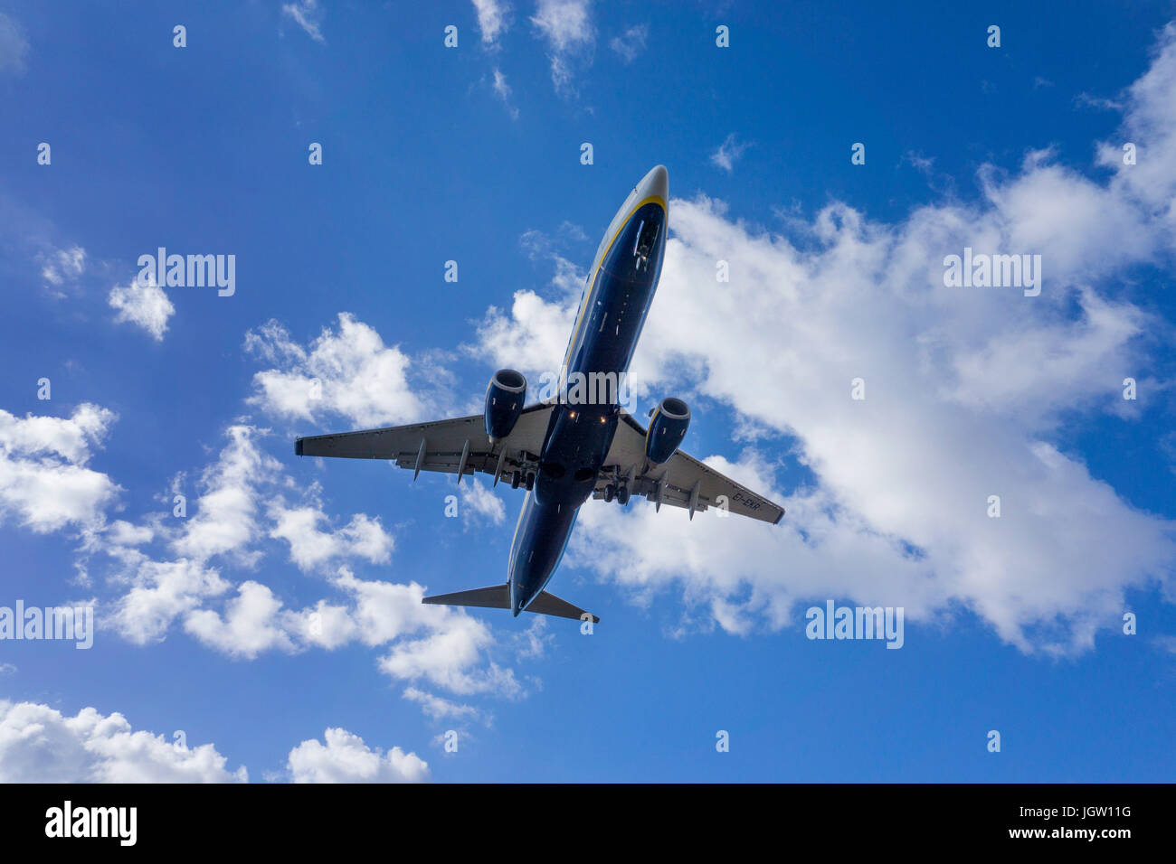Ryanair beim landeanflug auf den flughafen lanzarote, ryanair in atterraggio a aeroporto, Lanzarote, Isole canarie, Spagna Foto Stock