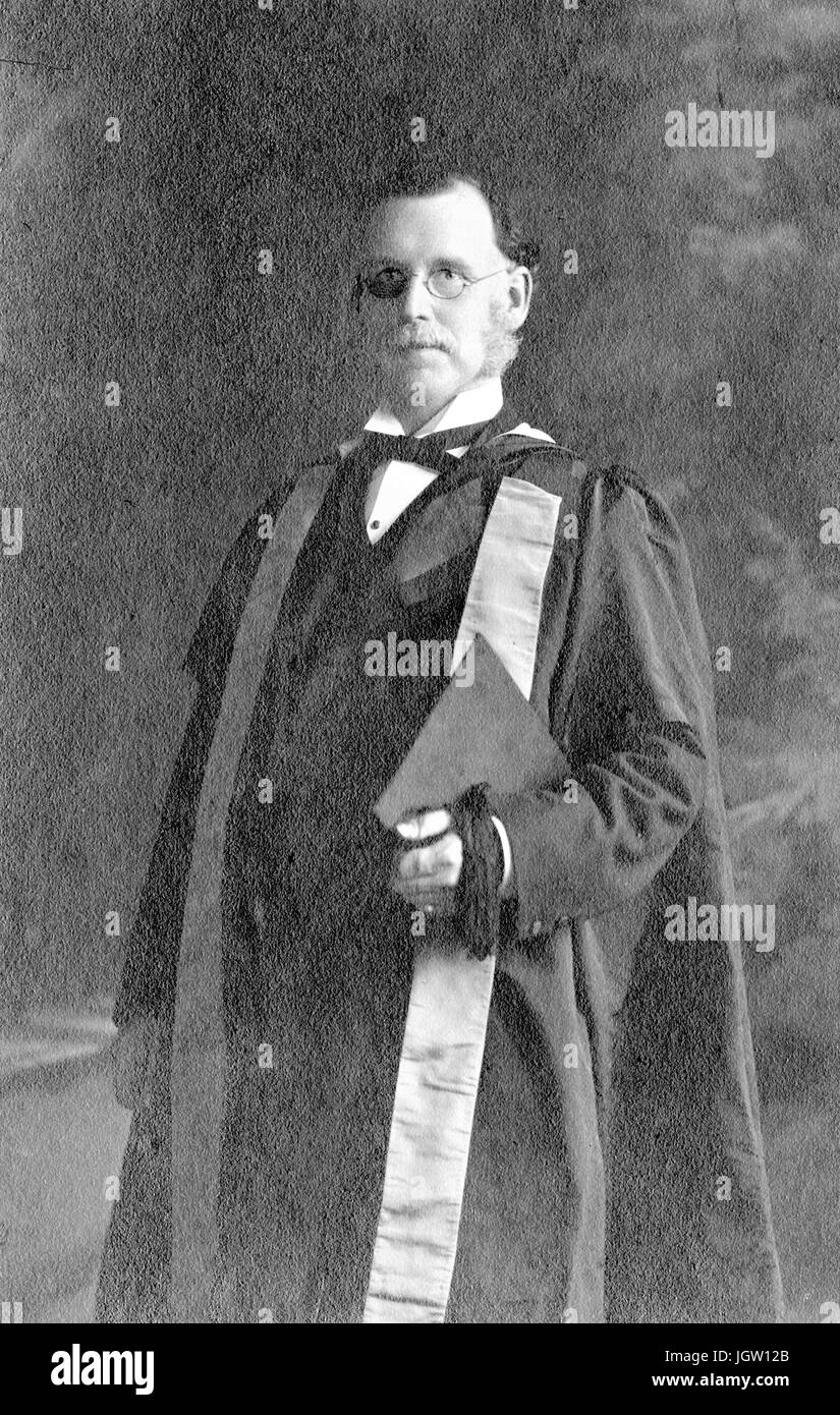 A piena lunghezza ritratto permanente di studioso e professore di logica e di diritto romano, George Henry Emmott indossa vesti accademiche, 1908. Foto Stock