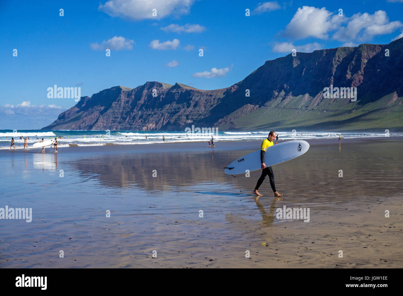 Il corpo del surfista a spiaggia di Famara, Famara montagne, La Caleta de Famara, Lanzarote, Isole canarie, Spagna, Europa Foto Stock